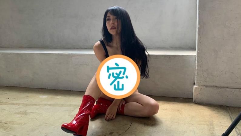 21歲清純偶像　大秀嫩乳驚現駱駝蹄