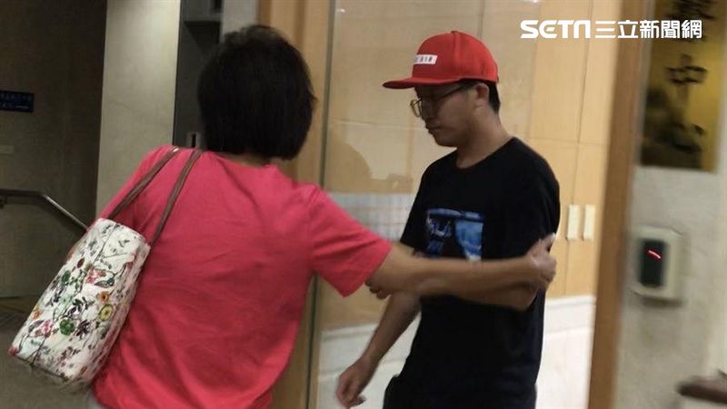 撕毀台大連儂牆！！陸男慘遭驅逐出境