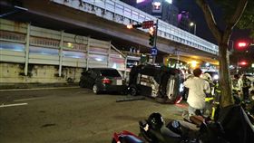 台北,建國南路,巡邏車,車禍,保大（圖／翻攝爆料公社）