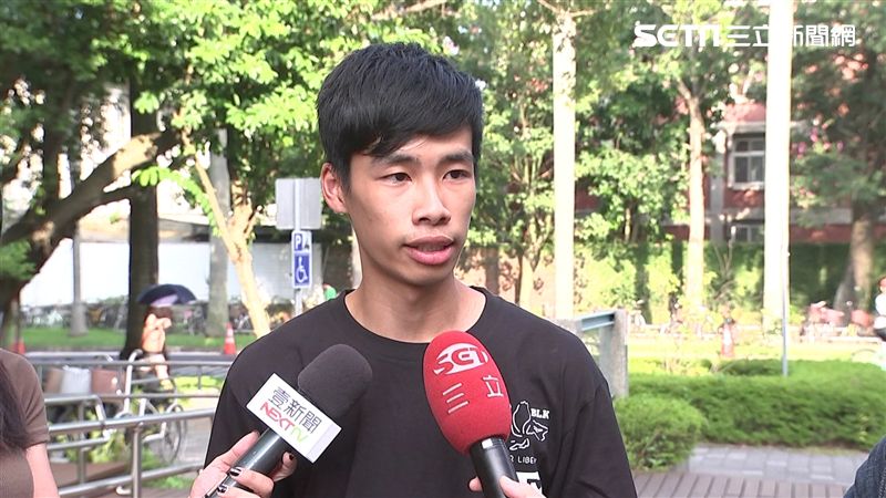 陸客撕連儂牆　台大學生會長：不屈服