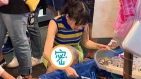 日本聲優上坂堇逛夜市（圖／翻攝自爆廢公社二館）