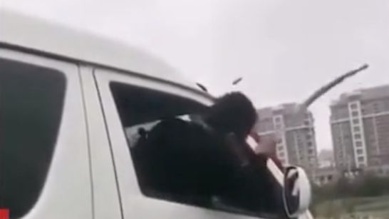 玩命式鬧婚！新人趴車頭被木棍狂捅