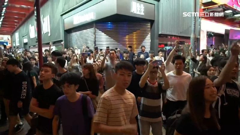 港人發起18區行動…嗆港警：黑社會
