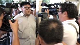 「土豪哥」朱家龍足蹬Nike名牌潮鞋，發監執行。（圖／記者楊佩琪攝）