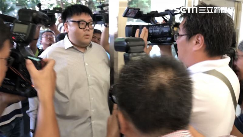 土豪哥報到發監　腳穿潮鞋戴佛珠