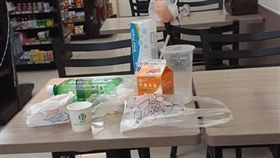 隨著外食人口越來越多，超商皆設有用餐區方便消費者食用餐點，然而昨（7）日有名網友在臉書社團《花壇人俱樂部》貼出一張超商桌子堆放垃圾的照片，寫道「年輕人吃一吃都這樣」，網友見這用餐完畢卻未順手清理的景象，大嘆「家庭教育失敗」。（圖／翻攝自花壇人俱樂部臉書）