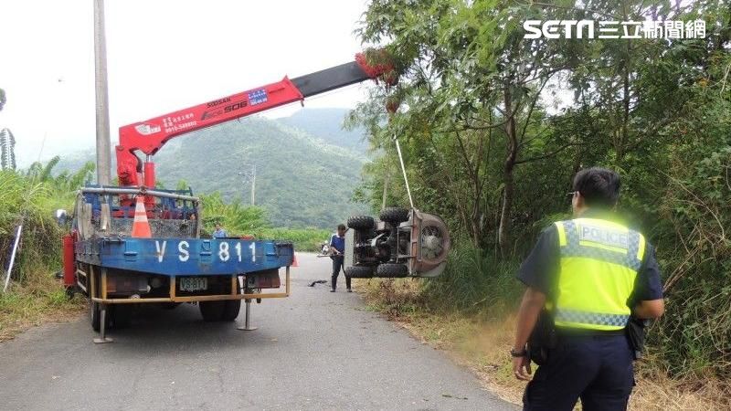 疑過彎失控翻覆　農民慘遭噴藥車壓死