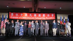 紐約雙十酒會  12友邦代表出席駐紐約辦事處7日舉辦中華民國108年國慶酒會，處長徐儷文（左6）、馬紹爾群島外交部長席克（左7）與友邦駐聯合國官員合影。中央社記者尹俊傑紐約攝  108年10月8日