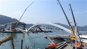 南方澳斷橋防橋拱傾斜  急拉鋼索加強支撐（1）宜蘭縣南方澳跨港大橋崩塌後橋拱仍聳立，但工程單位評估有傾斜之虞，已調工人電焊拉鋼索及設置H型鋼支撐，希望避免傾倒。中央社記者王鴻國攝   108年10月3日