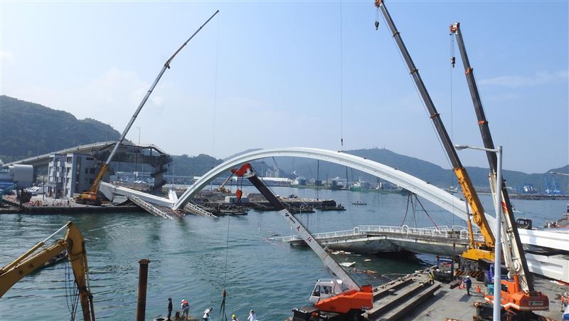 南方澳斷橋追思彌撒　菲罹難者妻淚崩