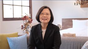 來去總統府住一晚活動8日登場，總統蔡英文親自開箱為遠道而來的賓客所設計的房間。（圖／翻攝自facebook.com/wowlavie）