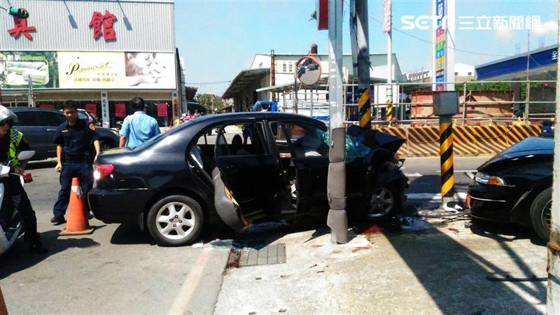 畫面曝光！鶯歌轎車自撞　2人身亡