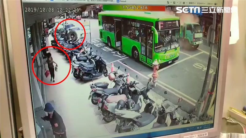 輪胎逃脫記！貨車2後輪同時離家出走