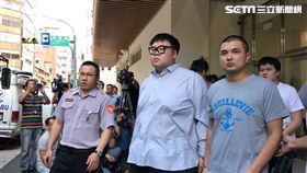 ▲「土豪哥」朱家龍戴著黑框眼鏡，與洪聖晏一起被戴上手銬，坐上囚車，前往台北監獄服刑。同樣發監執行的還有藥頭蔡逸學。（圖／記者楊佩琪攝）