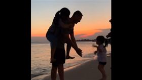 影／媽媽爽趴爸爸熊背秀恩愛！前世情人淚崩：爸爸住手啊（圖／翻攝自微博）