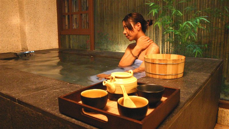 住宿8千！仔細一看不是一晚是半個月