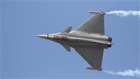 印度國防部長接收首架飆風戰機印度國防部長辛赫8日在法國準備接收印度空軍採購36架飆風戰機中的首架。圖為飆風戰機塗上印度空軍識別標誌參加2017年印度航空展空中表演。中央社記者康世人班加羅爾攝  108年10月8日