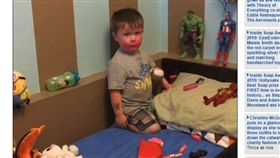 ▲小男孩偷擦口紅被抓包。（圖／翻攝自《每日郵報》） http://www.dailymail.co.uk/femail/article-3756118/Little-boy-caught-red-handed-red-faced-stealing-sister-s-make-Minion-got-makeover.html