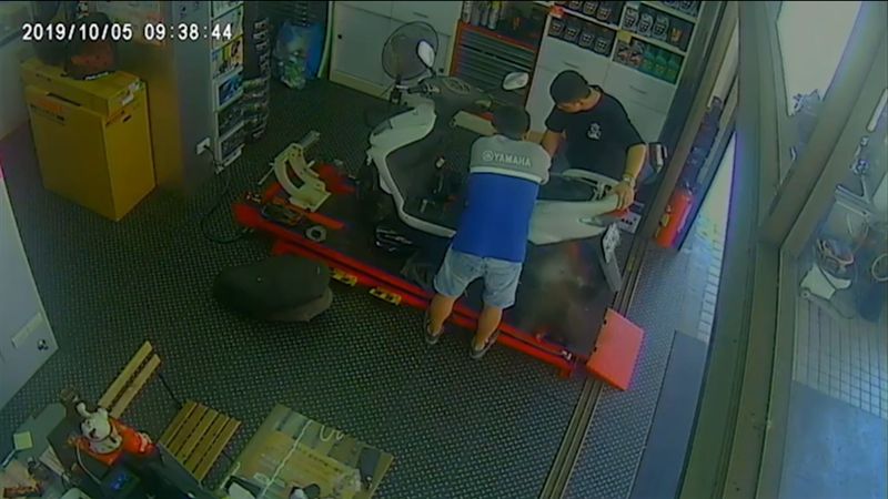 有人丟手榴彈？修車中離合器突爆炸！