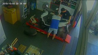 有人丟手榴彈？修車中離合器突爆炸！