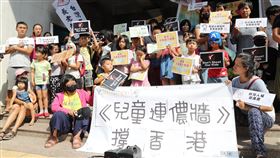 民團發起兒童連儂牆撐香港（1）台灣親子共學教育促進會等民間團體8日發起「兒童連儂牆撐香港」活動，聲援香港兒童人權，呼籲港府應謹守「兒童權利公約」，保障兒童生存與全面發展。中央社記者張皓安攝　108年10月8日