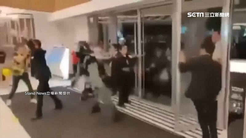 港警擅闖商場逮人…英勇保安肉身擋門