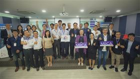 台智能科技商業採訪團赴馬國　盼拓展雙邊商機台灣經濟部商業司副司長陳秘順（中）於3日率領16位台灣企業參訪團，以「智能科技商業」為主題到馬來西亞與業者進行考察及交流，希望開創更多商機。（馬來西亞連鎖協會提供）中央社記者郭朝河吉隆坡攝　108年10月8日