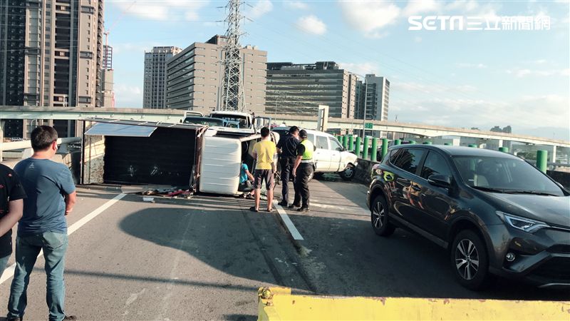 台65傳7車連撞　瓦斯桶掉滿地