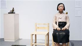 日本國際藝術節「愛知三年展2019」展出韓國雕刻家夫婦金曙炅與金運成所做的和平少女像，因為涉及日韓慰安婦議題惹議，日前被迫中止展覽。經協商後8日重新恢復展出。（圖／中央社／共同社提供）