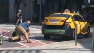 運將持棍對決騎士　12秒就被放倒