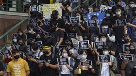 中正大學學生戴口罩撐港聲援（1）中正大學港澳同學會8日中午再度舉辦撐港聲援活動，近百名港澳台同學戴上口罩、安全帽，發揮創意蒙面挺港人。中央社記者蔡智明攝　108年10月8日