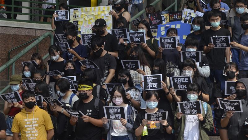 港府禁蒙面　中正大學學生戴口罩撐港