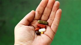 女兒吞藥快父母超放心　媽「臨檢沙發縫」真相大反轉：拳頭硬了　（圖／翻攝自Pixabay）