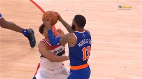 Morris直接拿球砸Anderson的頭部。（圖／翻攝自YouTube）