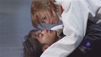 小樂大飄腐味　使出「撩妹摔」