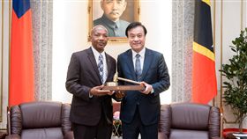 柏金斯會見蘇嘉全　讚譽台灣美麗國度率團來台慶賀中華民國國慶的聖克里斯多福及尼維斯聯邦國會議長柏金斯（Michael Perkins）（左）8日會見立法院長蘇嘉全（右）。柏金斯讚譽台灣是美麗的國度，蘇嘉全期盼兩國緊密合作造福彼此人民。（立法院提供）中央社記者范正祥傳真　108年10月8日