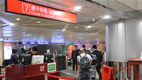 防豬瘟疫情襲台　海關加強宣導為防範非洲豬瘟擴散，關務署台北關除在機場各區域加強宣導外，也在旅客申報櫃檯前，利用廣播方式提醒旅客，若不清楚自己所攜物品是否屬違規項目，可經由7號「應申報櫃檯」詢問海關。中央社記者邱俊欽桃園機場攝　107年12月19日
