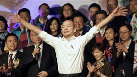 工商界後援會成立　韓國瑜登台向支持者揮手致意工商建設研究會會員大會暨全國工商界支持韓國瑜競選總統後援會成立大會8日晚間在台北登場，國民黨總統參選人、高雄市長韓國瑜（前）北上出席，登台向支持群眾揮手致意。中央社記者徐肇昌攝　108年10月8日