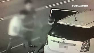 欠債遭棍棒痛毆　男浴血奔逃遭押上車