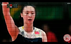 日前天津市體育局在官方微博「天津體育」上發布電影拍攝花絮照片，卻驚見前中國女排隊長惠若琪被「碼掉」，引起了網友與粉絲的不滿，灌爆天津體育的微博要求道歉。昨（8）日，天津體育發出道歉聲明，稱因「審核疏失」才導致爭議，但此舉恐怕會讓人和中共慣用打碼讓人「被消失」的極權手段，多做聯想。（圖／翻攝自Axis YouTube）