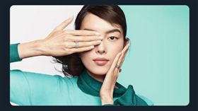 美國珠寶飾品公司Tiffany一張由中國名模孫菲菲拍攝手遮單眼的廣告照片，遭到中國消費者指控支持香港反送中運動，Tiffany已將照片從推特帳號刪除。（圖取自twitter.com/KirzSulph）