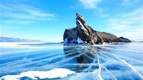 貝加爾湖冬季限定的藍冰、氣泡湖、冰裂奇景。（圖／shutterstock.com）