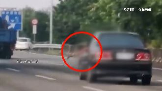國道單手開車　駕駛逼車、揮刀畫面曝