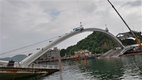 大雨影響　南方澳橋拱拆除作業延後3小時宜蘭縣南方澳跨港大橋坍塌，原定9日上午8時開始拆除橋拱，受大雨影響，前置吊耳焊接作業延後，預計橋拱拆除作業延至上午11時展開。（翻攝照片）中央社記者王朝鈺傳真　108年10月9日