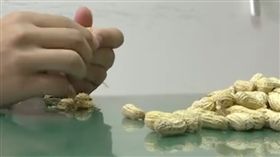 18歲男愛吃花生！「高拋」帥氣入口…慘卡支氣管險喪命（圖／翻攝自微博）
