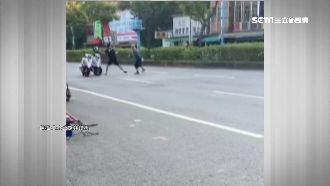 馬路變格鬥場！2騎士怒拿安全帽互K