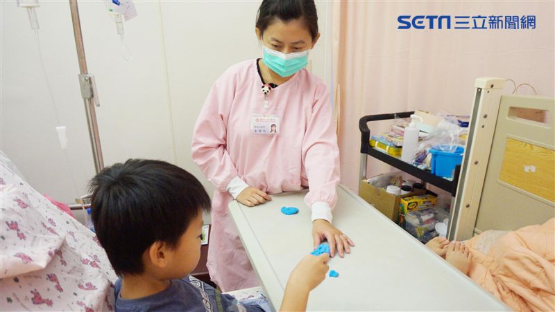 藝術治療緩和心情　白色巨塔不再冰冷