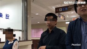 張子彥（中）被控闖入女廁偷拍並肉搜高達700名女子，在律師及母親陪同下出庭，面對追問不發一語。（圖／記者楊佩琪攝）
