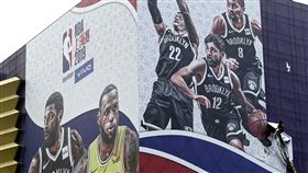 ▲NBA上海季前賽宣傳看板。（圖／美聯社／達志影像）