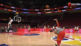 Victor Claver命中超扯三分彈。（圖／翻攝自Baloncesto España臉書）